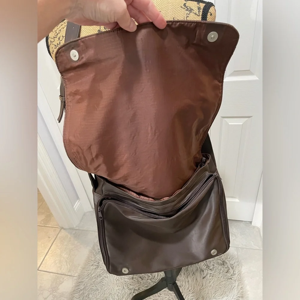 Kenneth Cole Reaction Dark Brown Messenger Bag